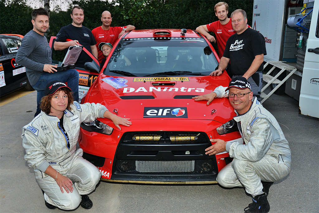 Steen Andersen (til højre) og Iben Louring glæder sig sammen med servicemandskabet over en fin start med deres nye Mitsubishi Lancer Evo X rallybil
(Foto: Michael Eisenberg)